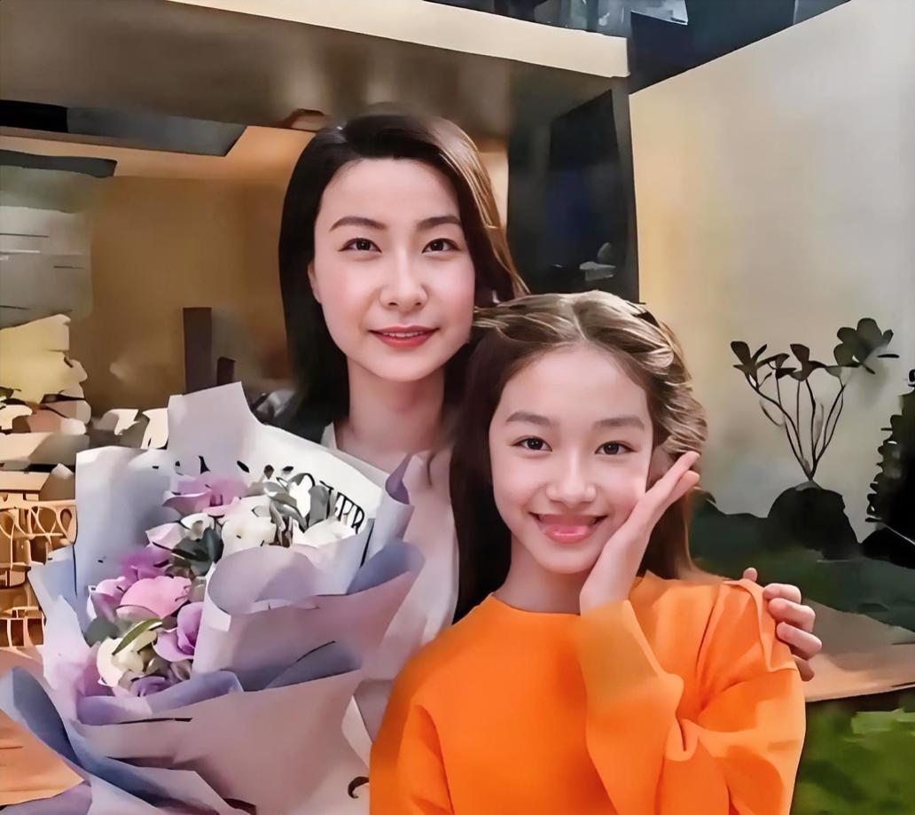 刚刷到郭晶晶与大女儿霍中妍的照片，瞬间被惊艳到了。

大女儿继承了奶奶朱玲玲标志