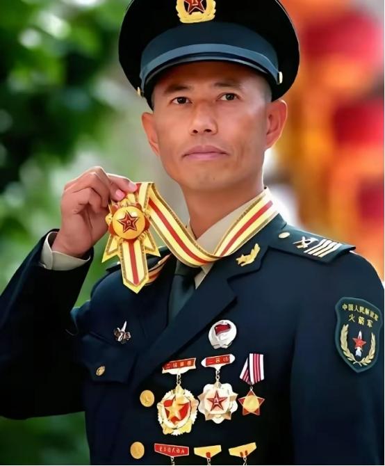 王忠心在火箭军干了34年，从普通新兵做到一级军士长。1999年他按规定退役，半年