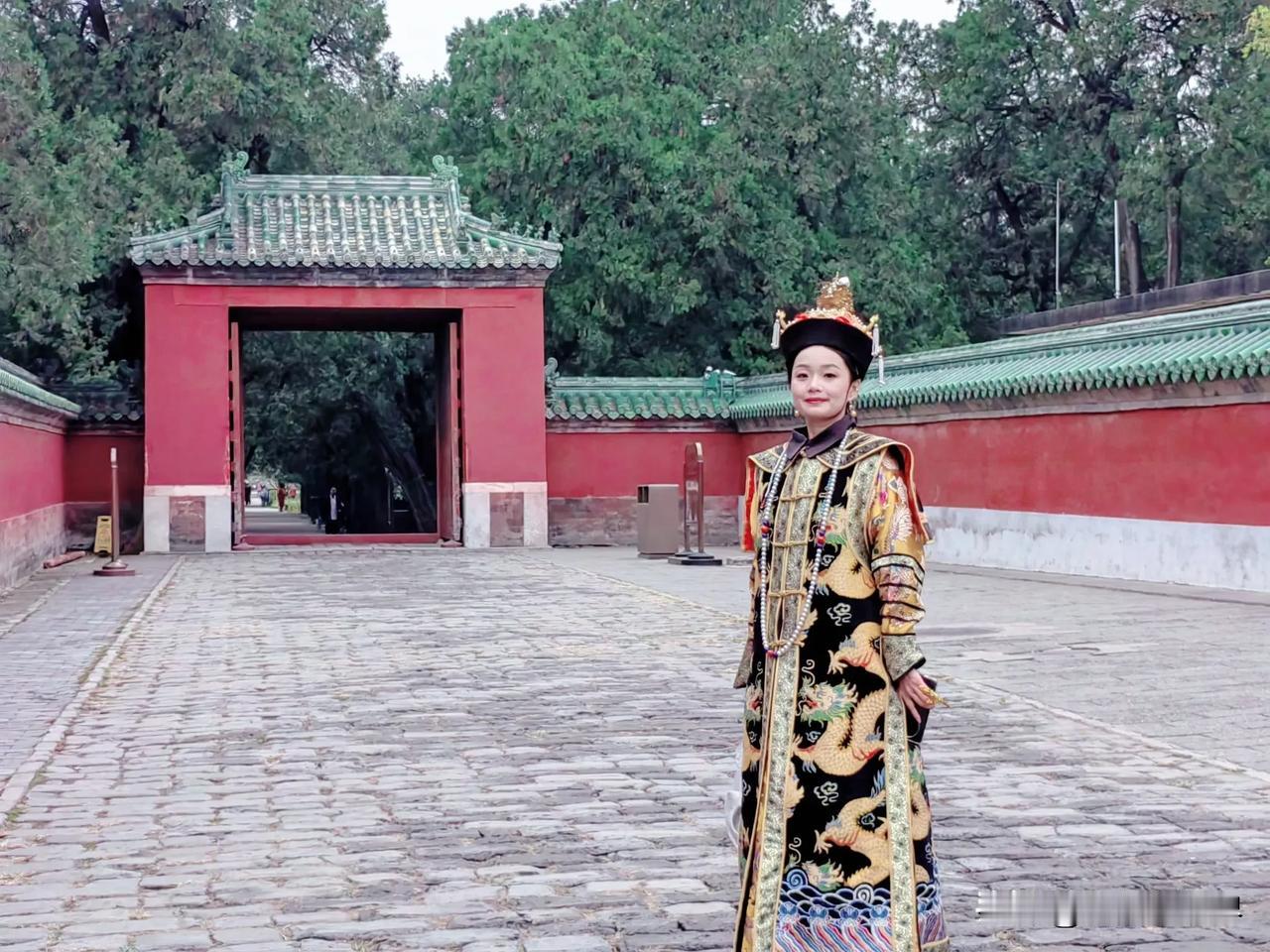 昔日皇家祭天大殿，今日百姓休闲乐园。天坛公园是国家五星级旅游景区，是全世界最大的