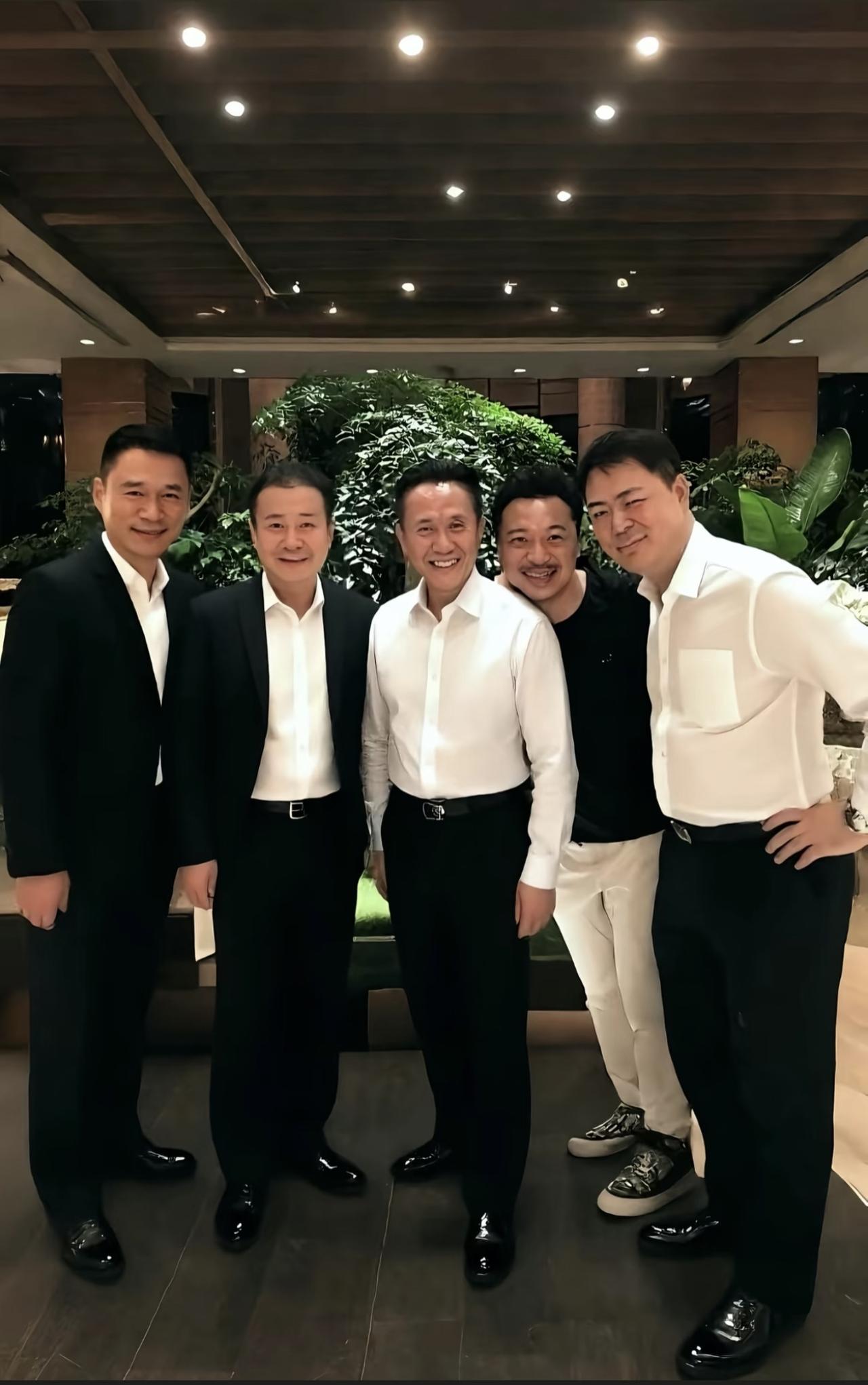 一部剧里的老戏骨合影，八年过去了，他们饰演的角色，依然记忆犹新。人民的名义 合影