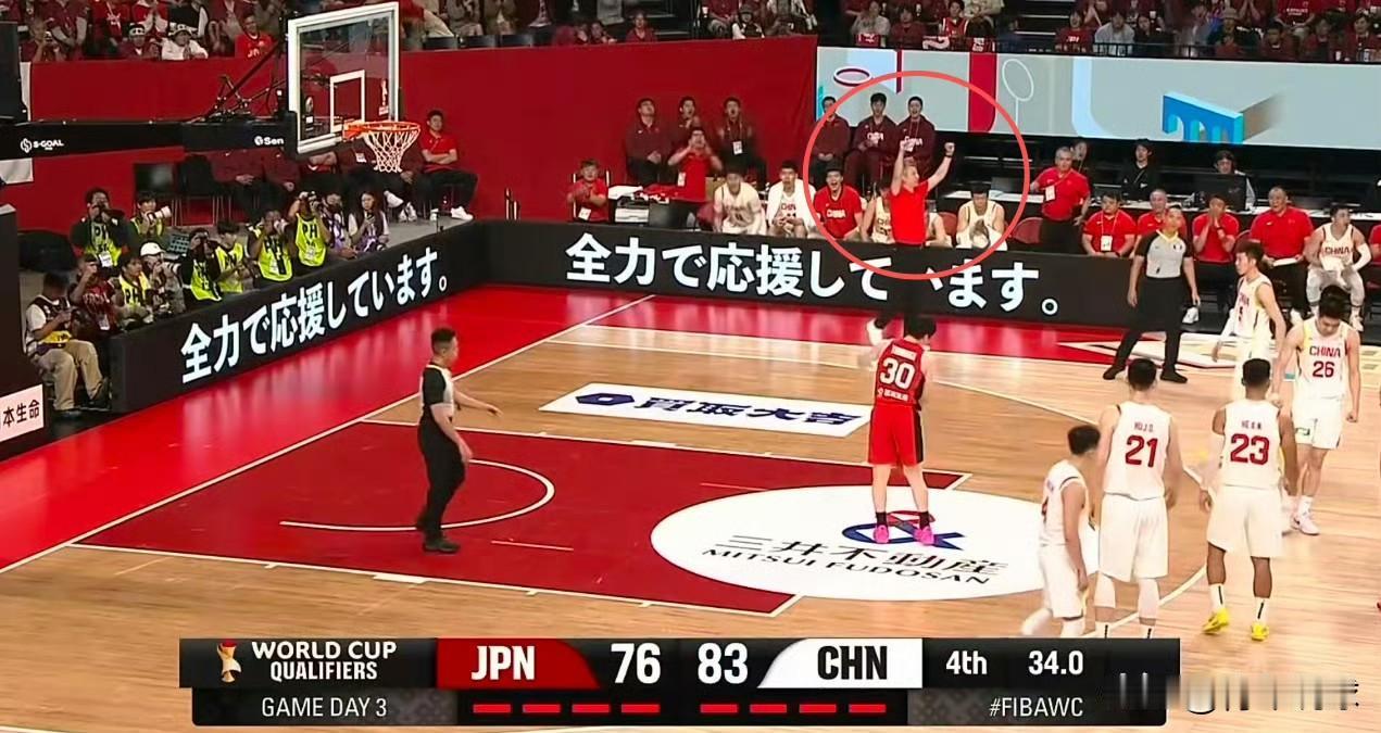 解气！郭士强指导高举双拳庆祝！

最后34秒，日本队球员在防守时直接用膝盖顶翻了