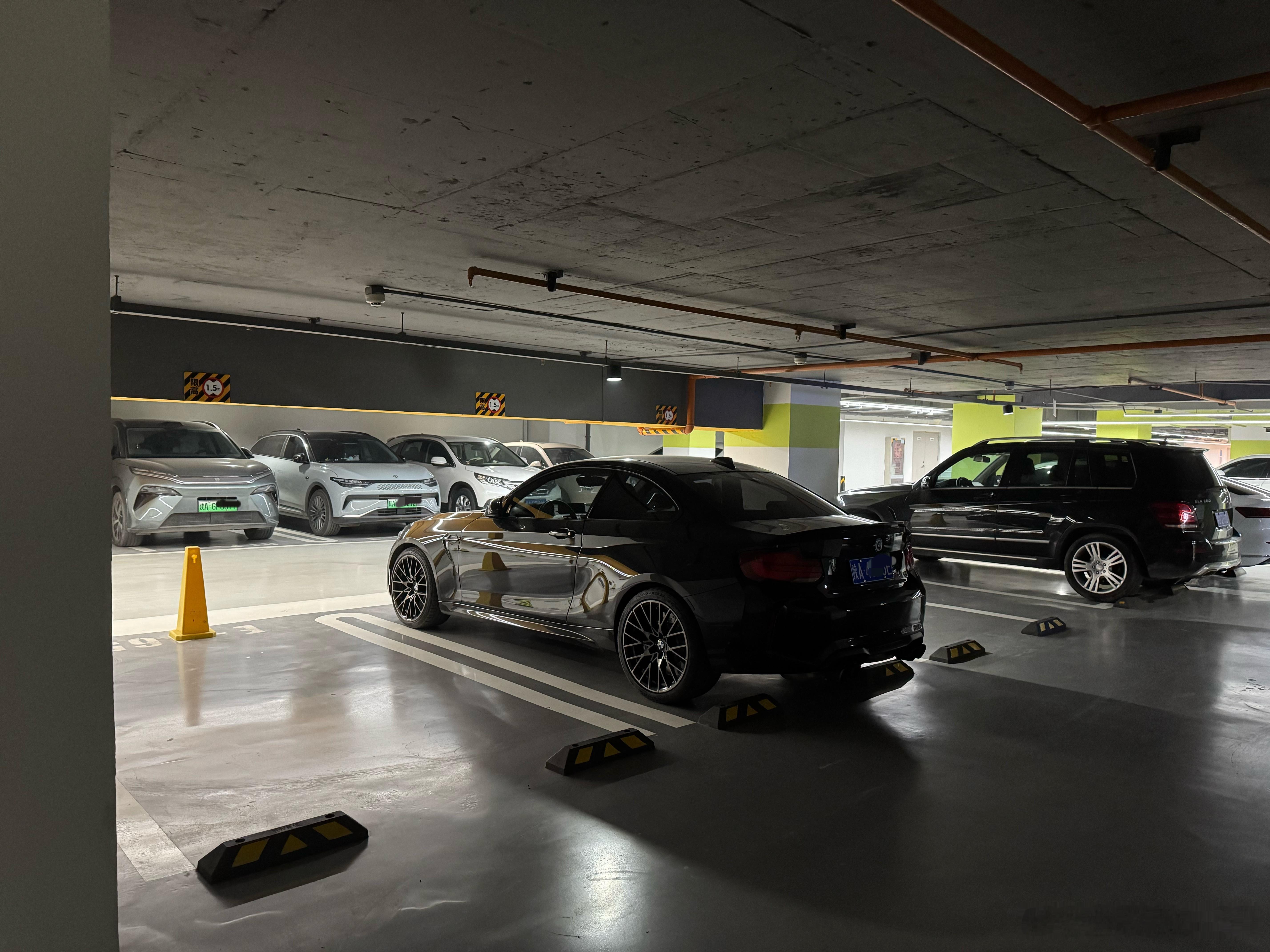 一车亦景  还是得车矮，保安给找了个专属车位