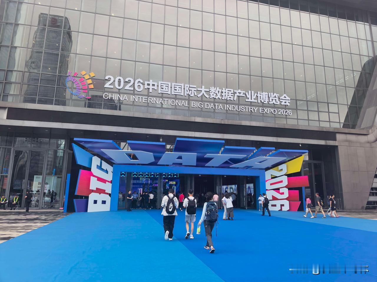 数博会现场聊“牛来”，这背后藏着一个算力信号！

今儿数博会逛到一半，看到朋友圈