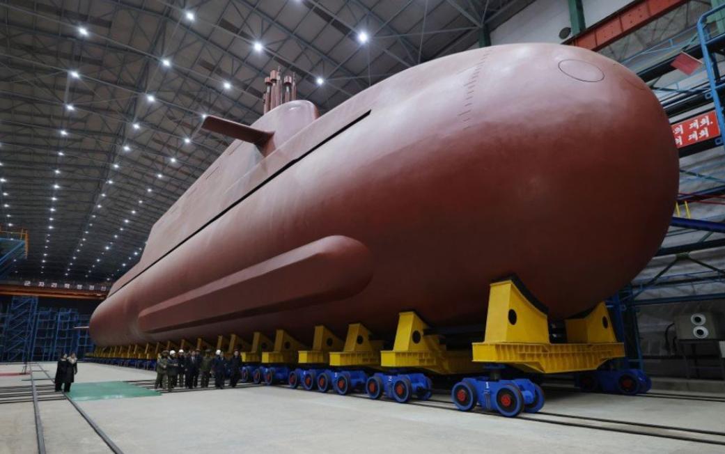 这是一处秘密的造船基地，朝鲜领导人视察建造中的核动力潜艇。朝鲜官方发布照片，展示