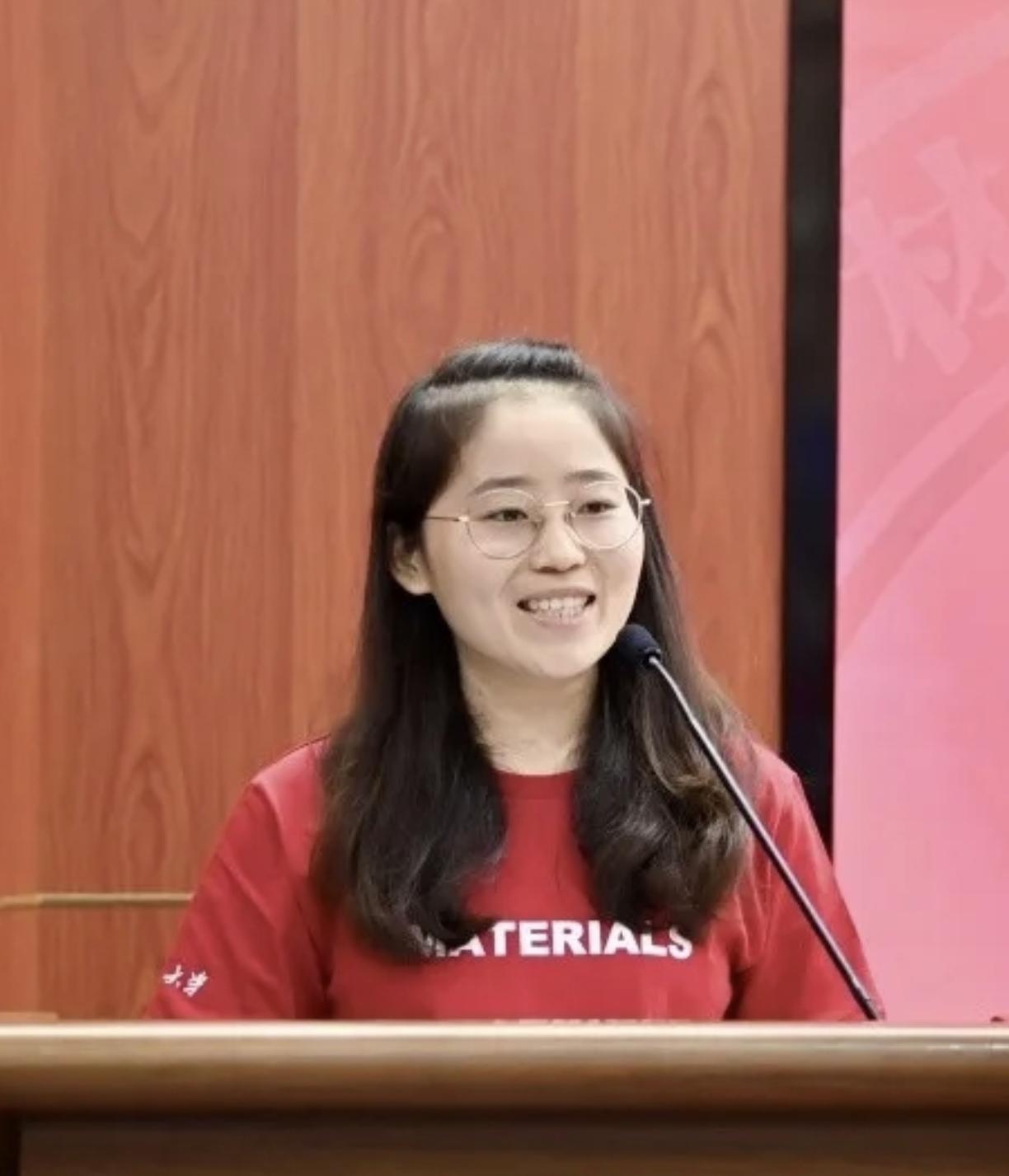 王静怡，是北京大学材料专业2022级博士生，是国家奖学金获得者，北京市三好学生等