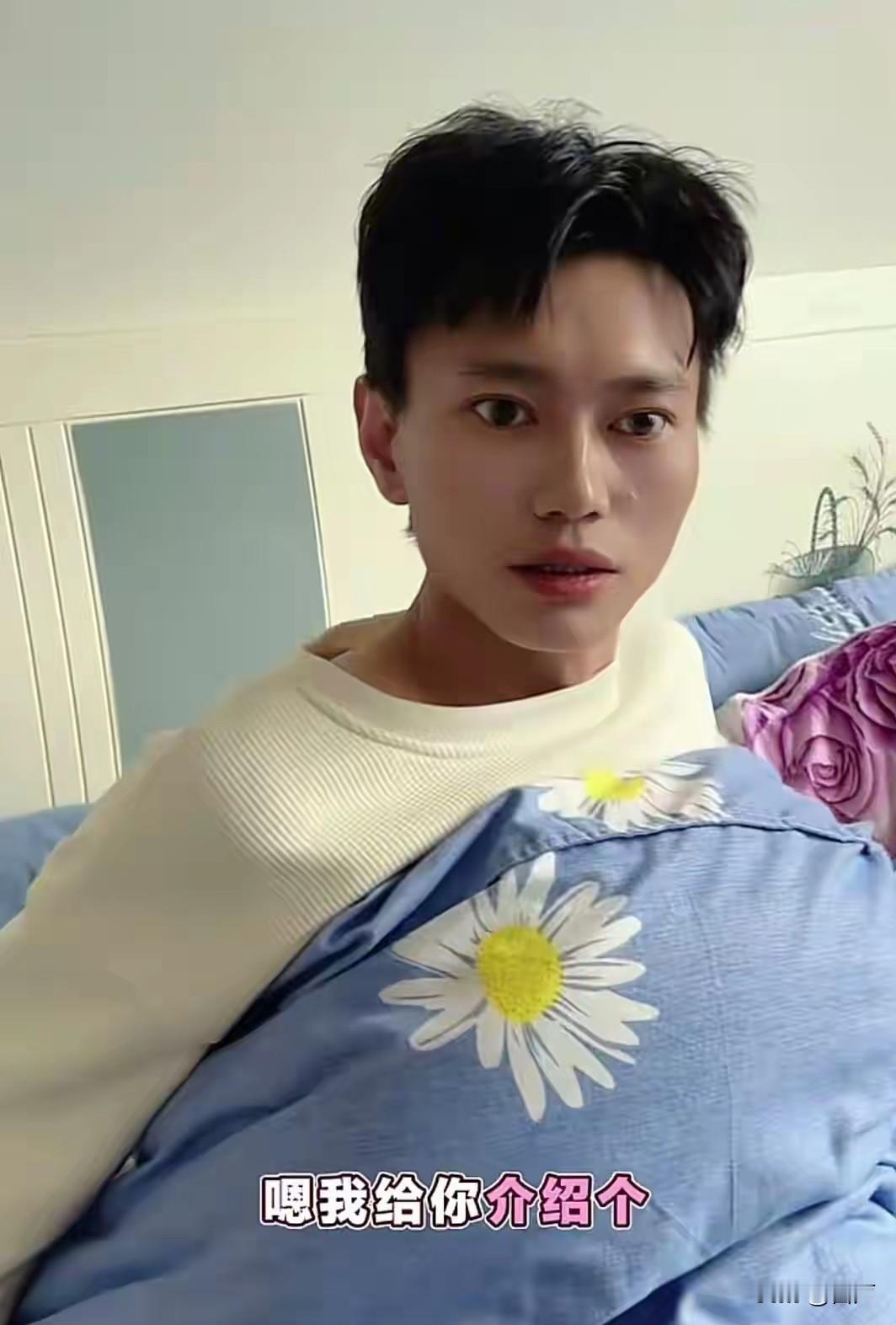 34岁贵州网红“晓浪哥”去世
喜欢拍和墓地有关的视频
去世原因是
车祸。

“晓