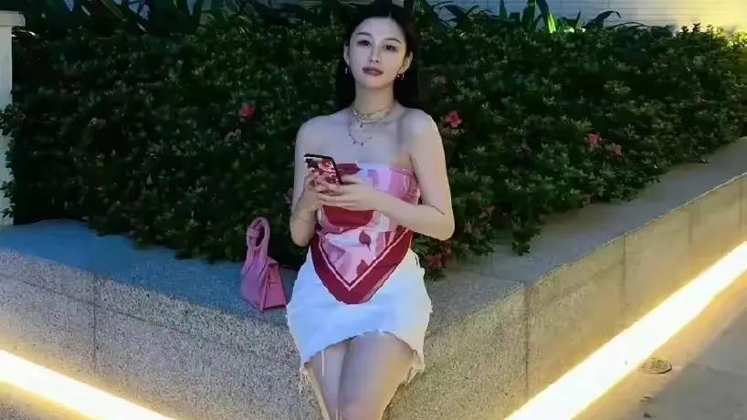 邱淑贞女儿沈月颜值爆表！粉色抹胸秀身材，甜美笑容与邱淑贞神似沈月御姐黑长直