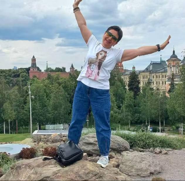 俄：你们也不管管？

乌：管什么？

俄：跑到莫斯科租房子，还拿我的人练枪法，这