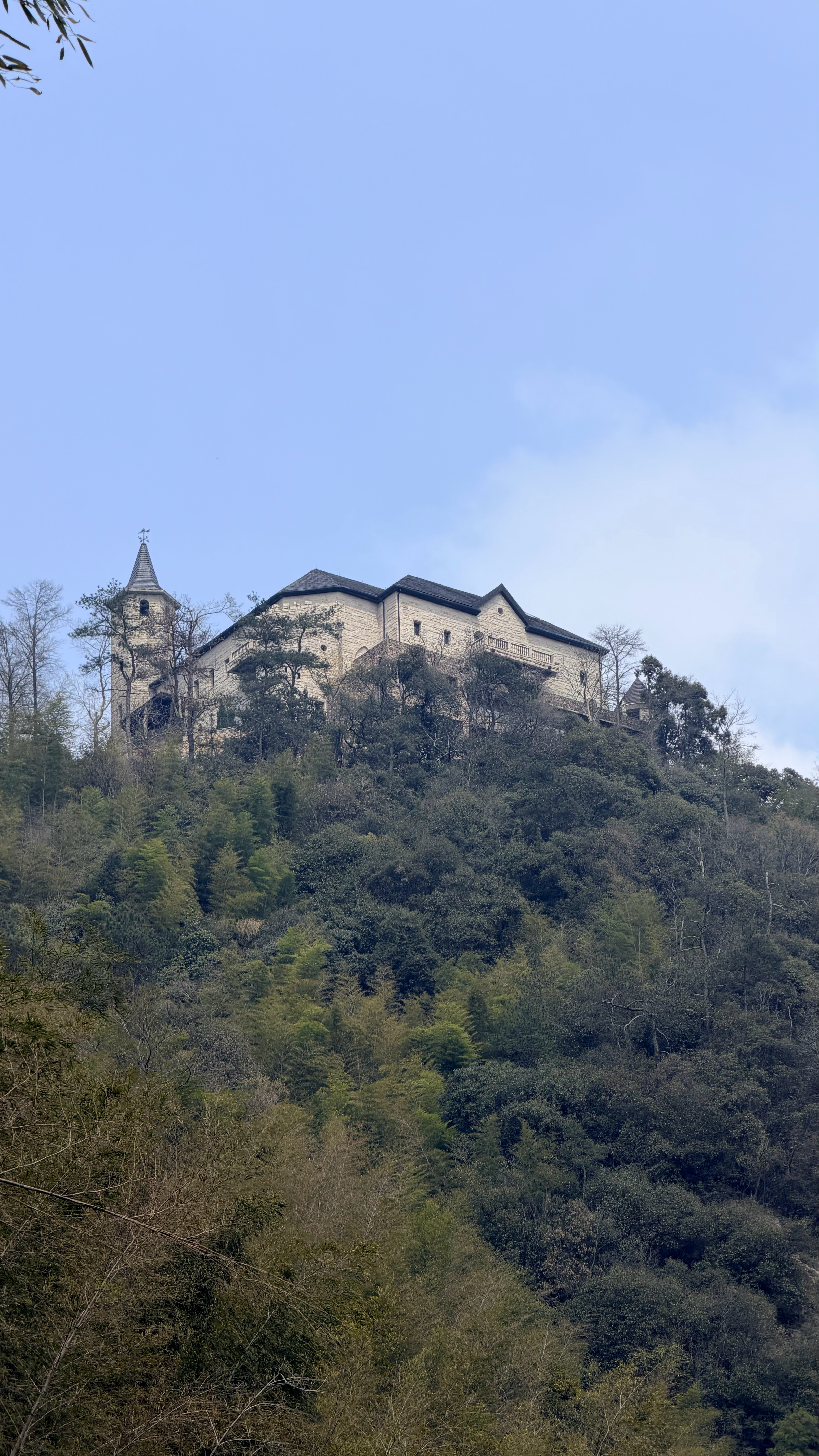 中文博大精深Naked castle 直译过来是 裸体城堡但是中文翻译的是 裸心