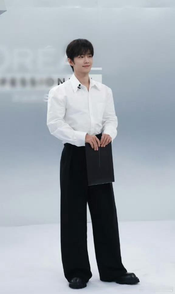 尚界携手肖战解锁潮流新格局尚界同肖战深耕年轻赛道颜值实力兼具的全能艺人肖战，重磅