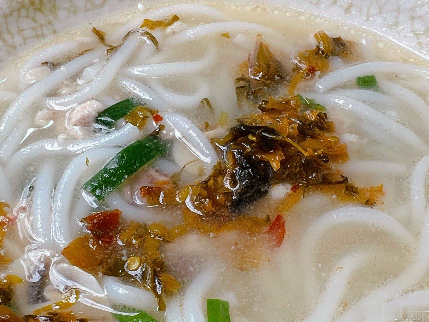 吃米线为什么要用吸管和手套？估计没几个人知道？筒子骨米线今天要的双码 ～ 筒子骨