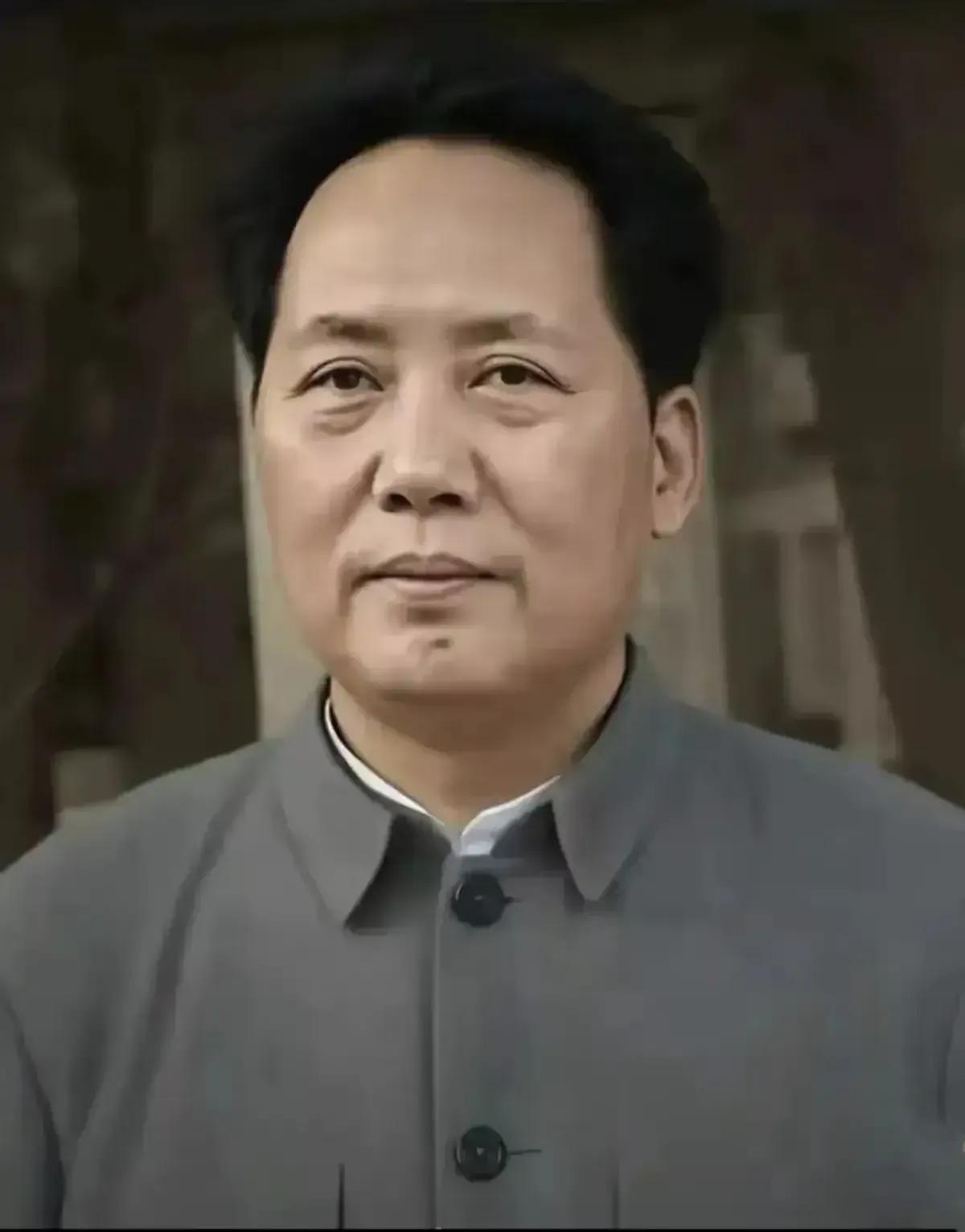 这是55岁的毛主席在全国解放前夕，在河北西柏坡的一张照片。
       国庆、