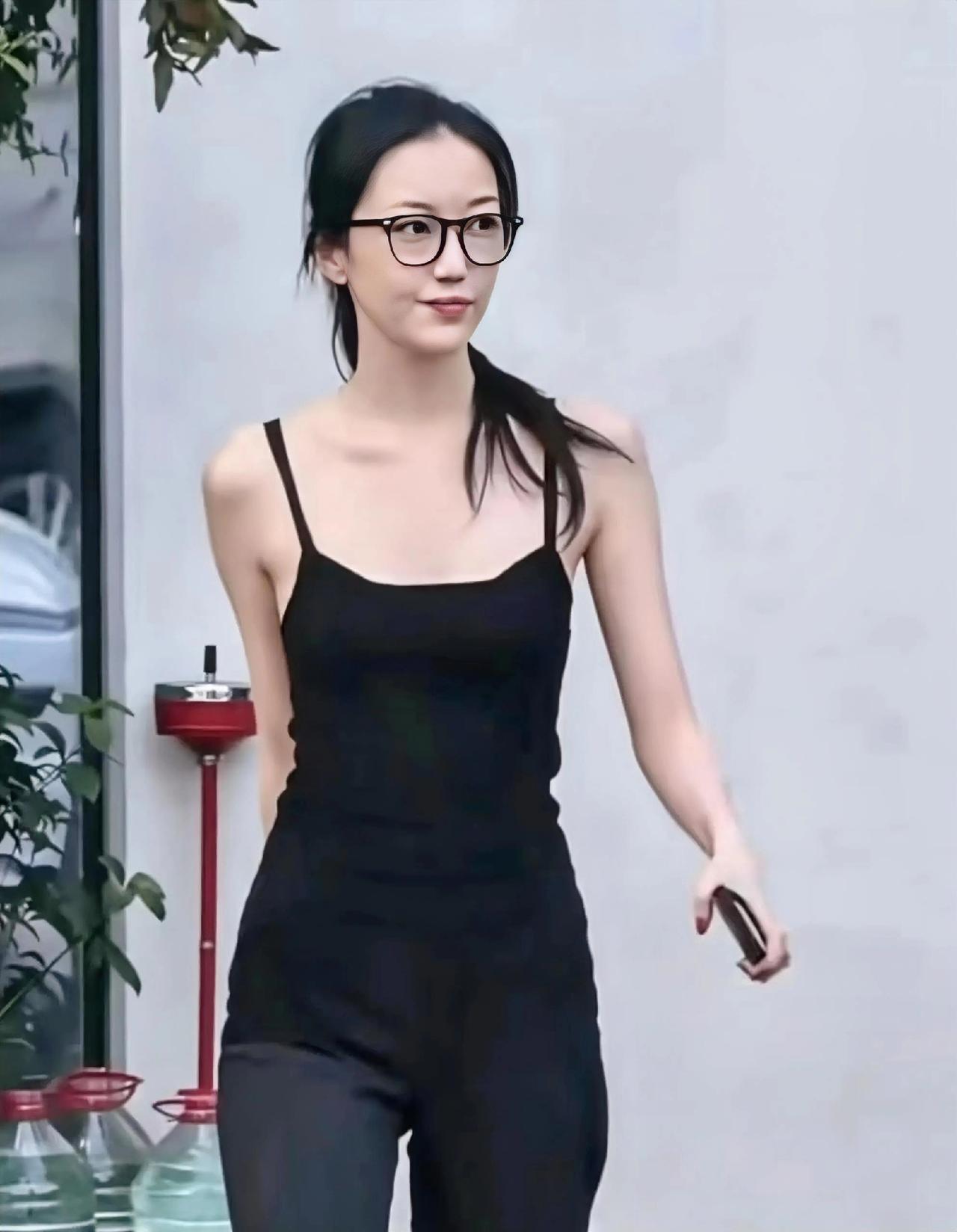 李嫣越来越有气质了
清冷秀气高级感极强
身材像天后，薄薄的
眉眼不及妈妈，但身形