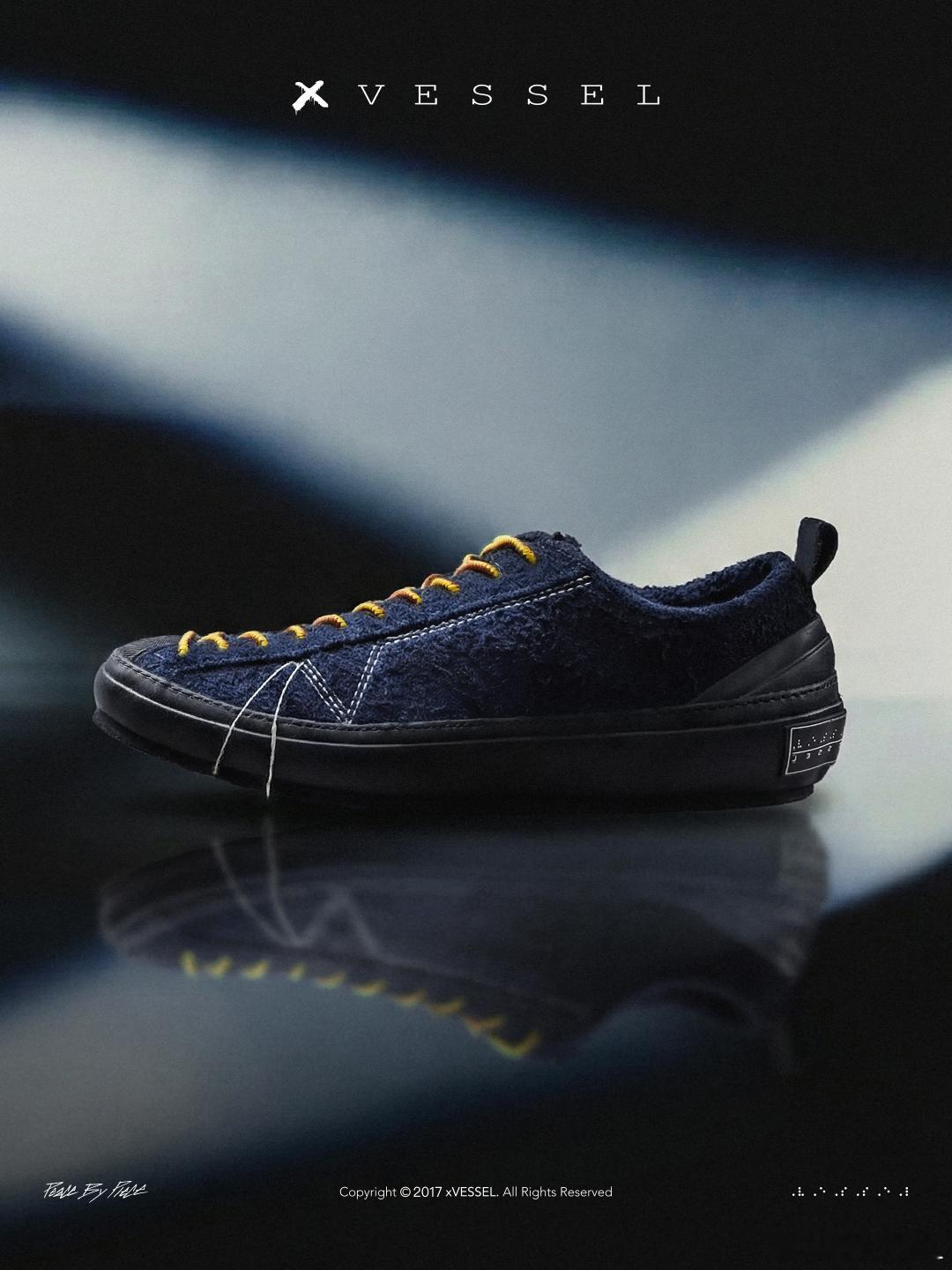 xVESSEL「山屐」幽谷蓝这抹低饱和的深蓝具有特别的引力——它不喧嚣，却自有力