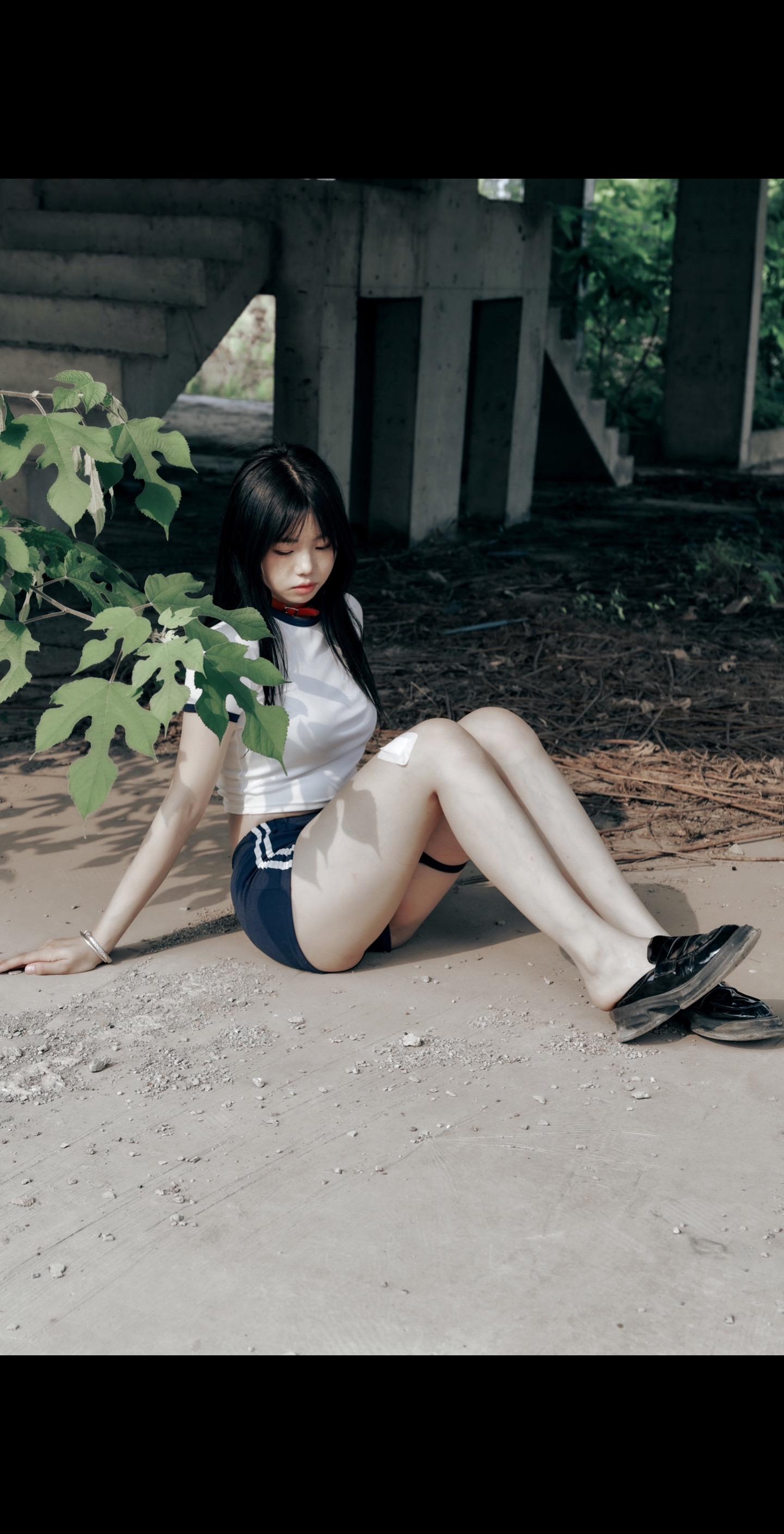 光透过｜少女的情绪、肆意蔓延。《废墟情绪写真》
我尝试在光里治愈悲伤，却也回忆了让人刻骨铭心的记忆。
摄影师：丁子墨
模特： 
拍摄地点：武汉 蔡甸后官湖（废墟别墅楼）
拍摄器材：佳能6D2  适马24-70镜头