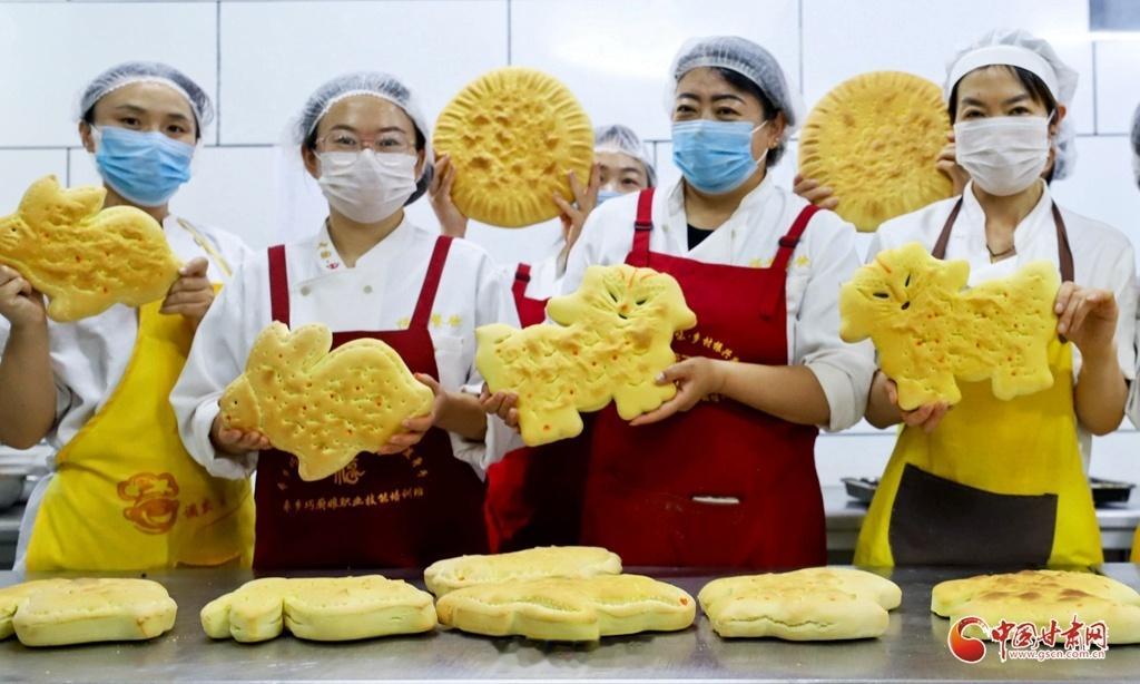张掖临泽土月饼飘香迎中秋【临泽：“土月饼”制作忙】中秋临近，张掖市临泽县一家食品