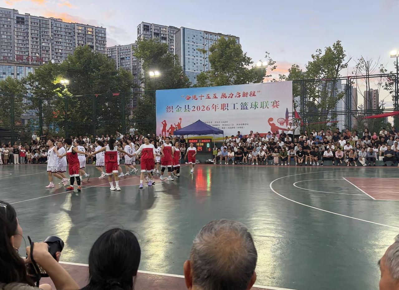 强强对决，精彩纷呈的半决赛 首先，教练员的精准施策得来看成功的换防——三个防守队