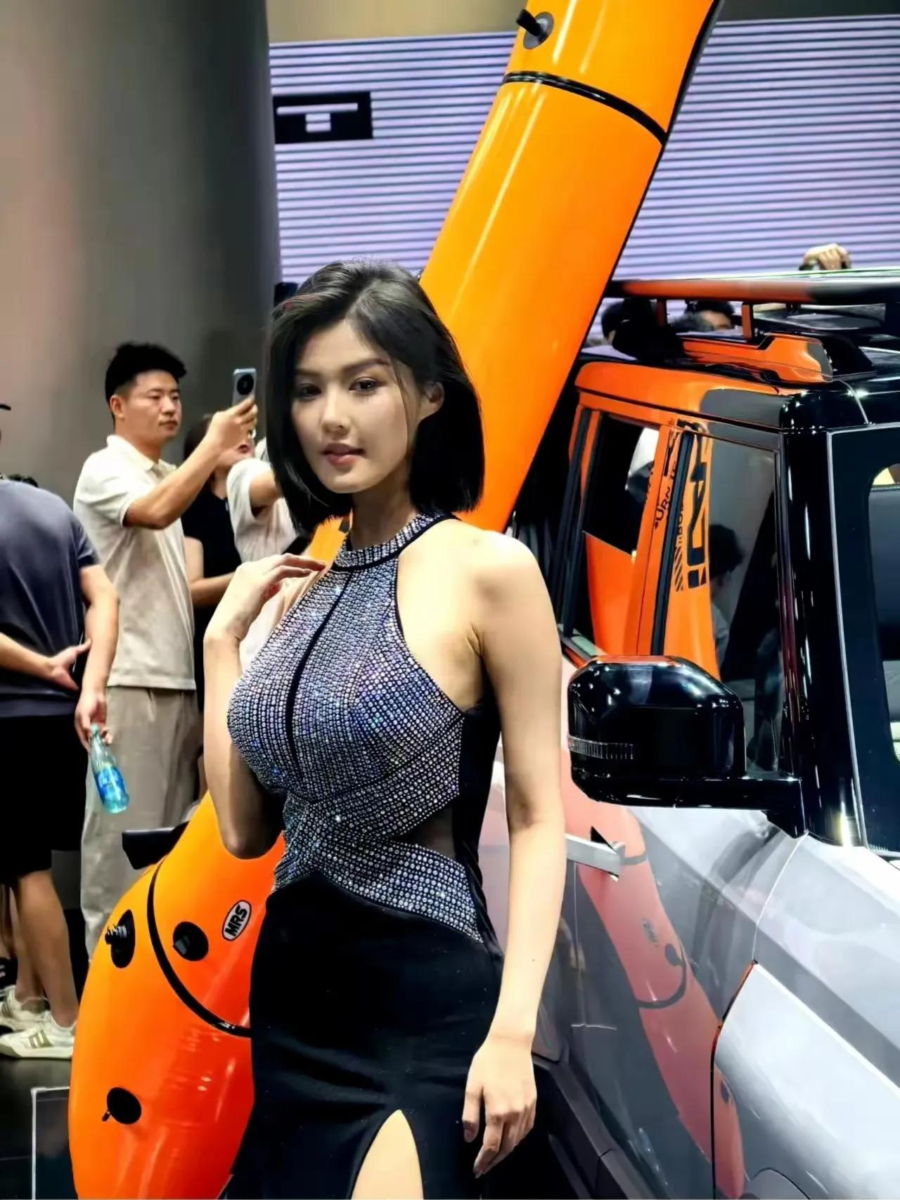 成都国际车展的真实感受，确实可以用“小米汽车展位，看汽车！其他品牌展位，看车模！