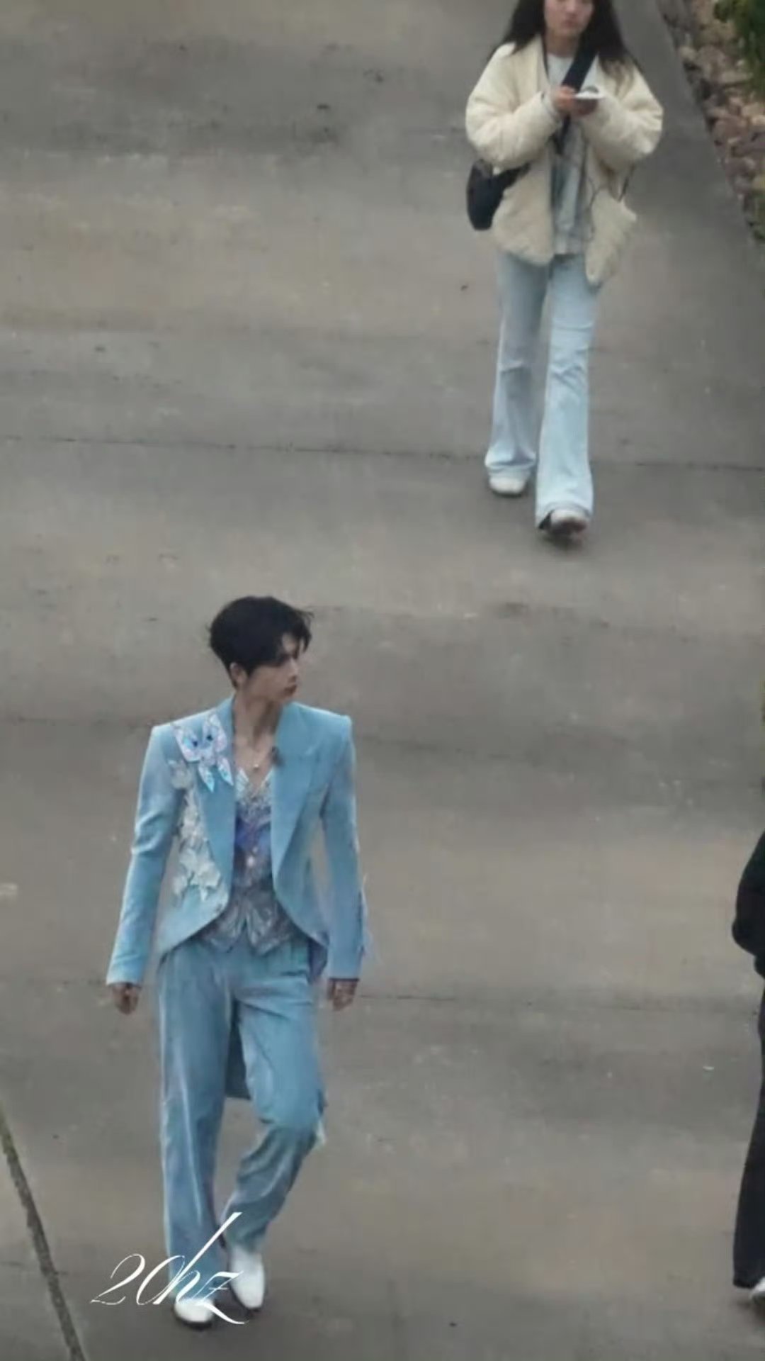 张凌赫蓝色燕尾服张凌赫蓝蝴蝶王子好看 