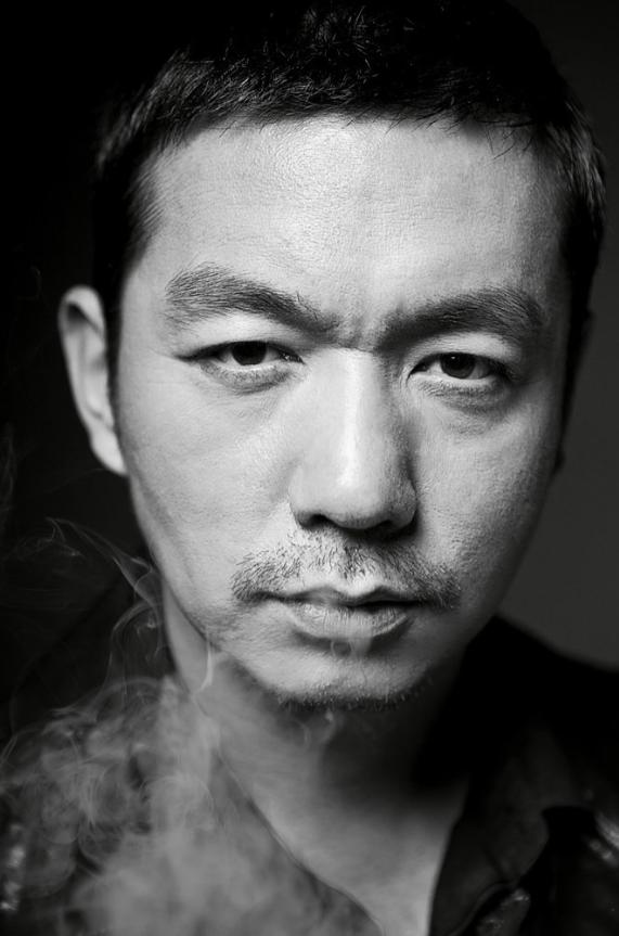 北影学生邢佳栋，因为替女同学出头打架，被开除了。就这一下子，前程断了。开除后，他
