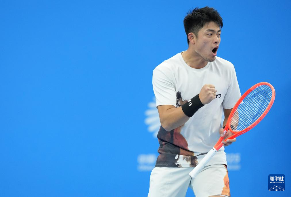 🎾全运会网球男单决赛在 和 之间展开，在两人的职业生涯首次对决中，吴易昺以6-