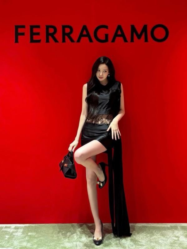 是宁艺卓是 ANNA 是金玟庭 