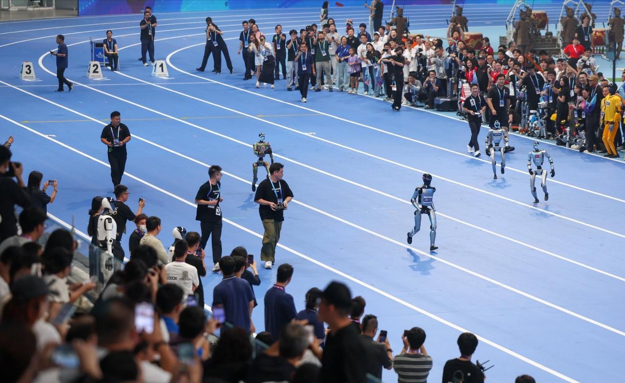 全球首个人形机器人运动会——2025世界人形机器人运动会在北京开幕。
开幕式上，