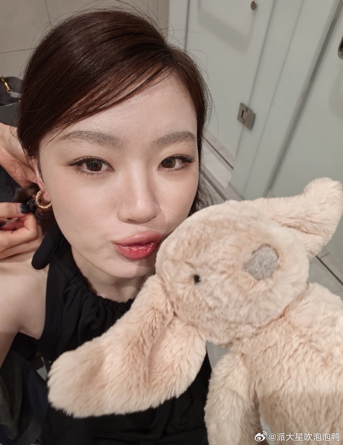 李荣浩贴出音乐协会回复的邮件，明确说明自己并没有把《李白》授权给单依纯演唱会。单