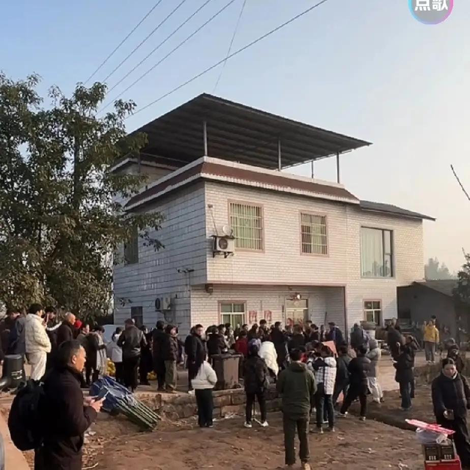 13日，呆呆家大门紧闭，门外却热闹非凡，无数网红和自媒体蜂拥而至，这究竟是咋回事