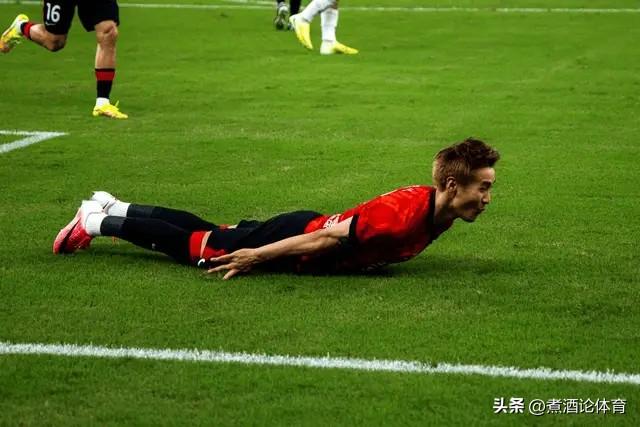 成都蓉城3-2战胜了深圳新鹏城。

当年新鹏城第一次回四川客场踢成都。“有奶便是