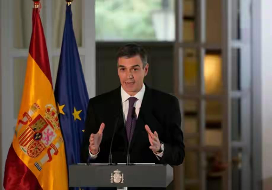 前脚特朗普抱怨称，斯塔默没有提供一点帮助，美英关系不复从前。后脚特朗普又抨击西班