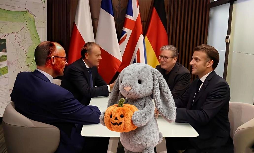 红军城决战，法国总统马克龙、德国总理默茨、英国首相斯塔默，抵达基辅，为泽连斯基打