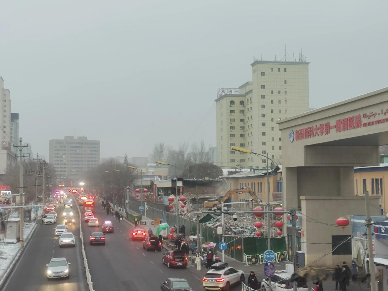 医科大一附院的临街门面房终于动工开始拆除了，这几天看拆除工程干的是热火朝天的。