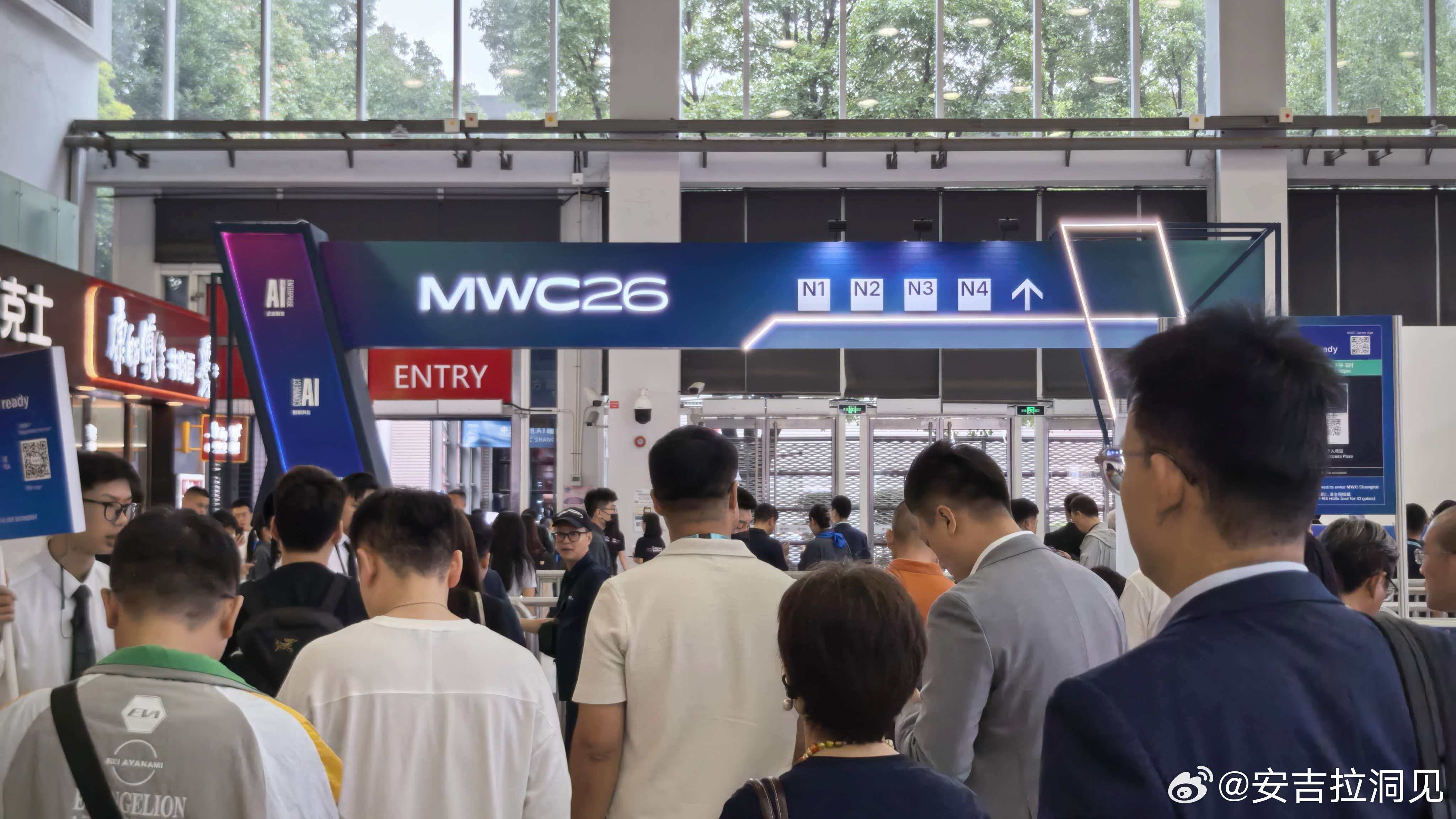 MWC26上海，今年最热的关键词是“价值变现”。从Token经营到AI原生终端，
