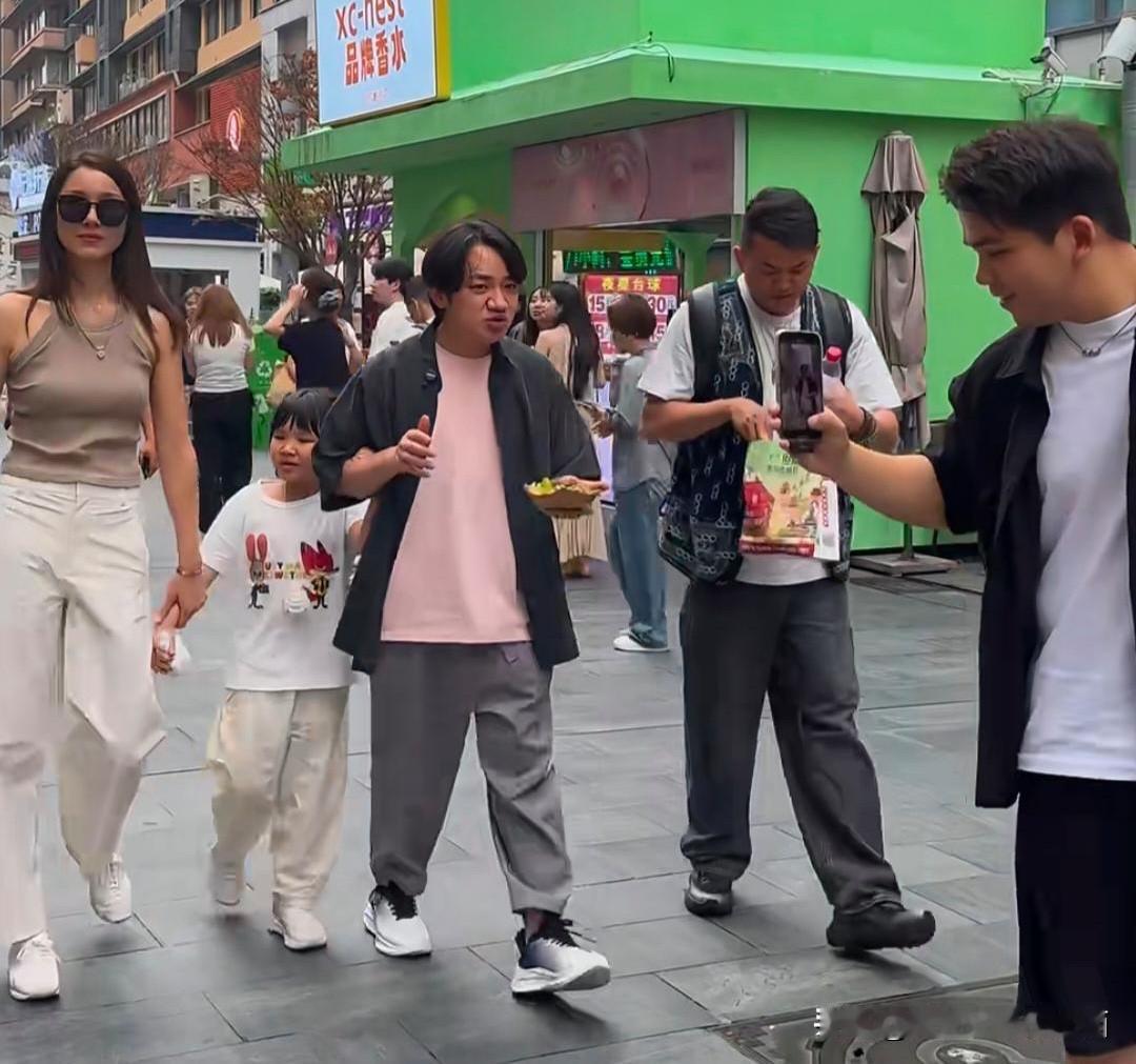 身高163 的王祖蓝站在人群中好小一只，他领着老婆和孩子边逛街边玩，感觉女儿没有