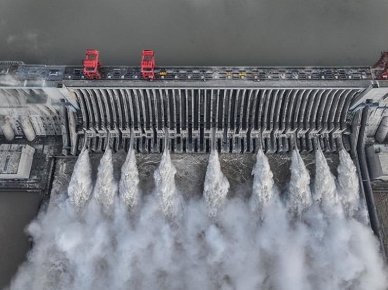 三峡大坝砸了两千亿，是中国水利工程的大家伙，不光发电，还管防洪和航运。
网上有人