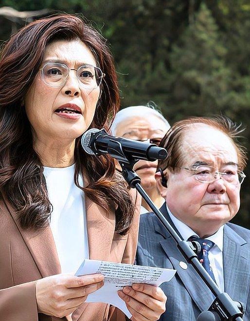 郑丽文说大陆是亲人，这一点不错，但她说美国是恩人，这句话就得说道说道了。抗日战争
