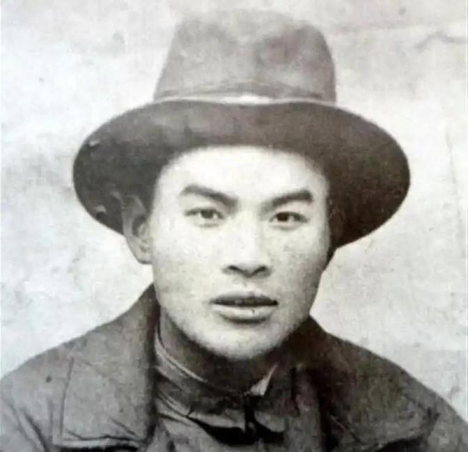 1940年，地下党崔景岳被捕后，密信落入敌人手中，但密信是一张白纸，什么都没有。