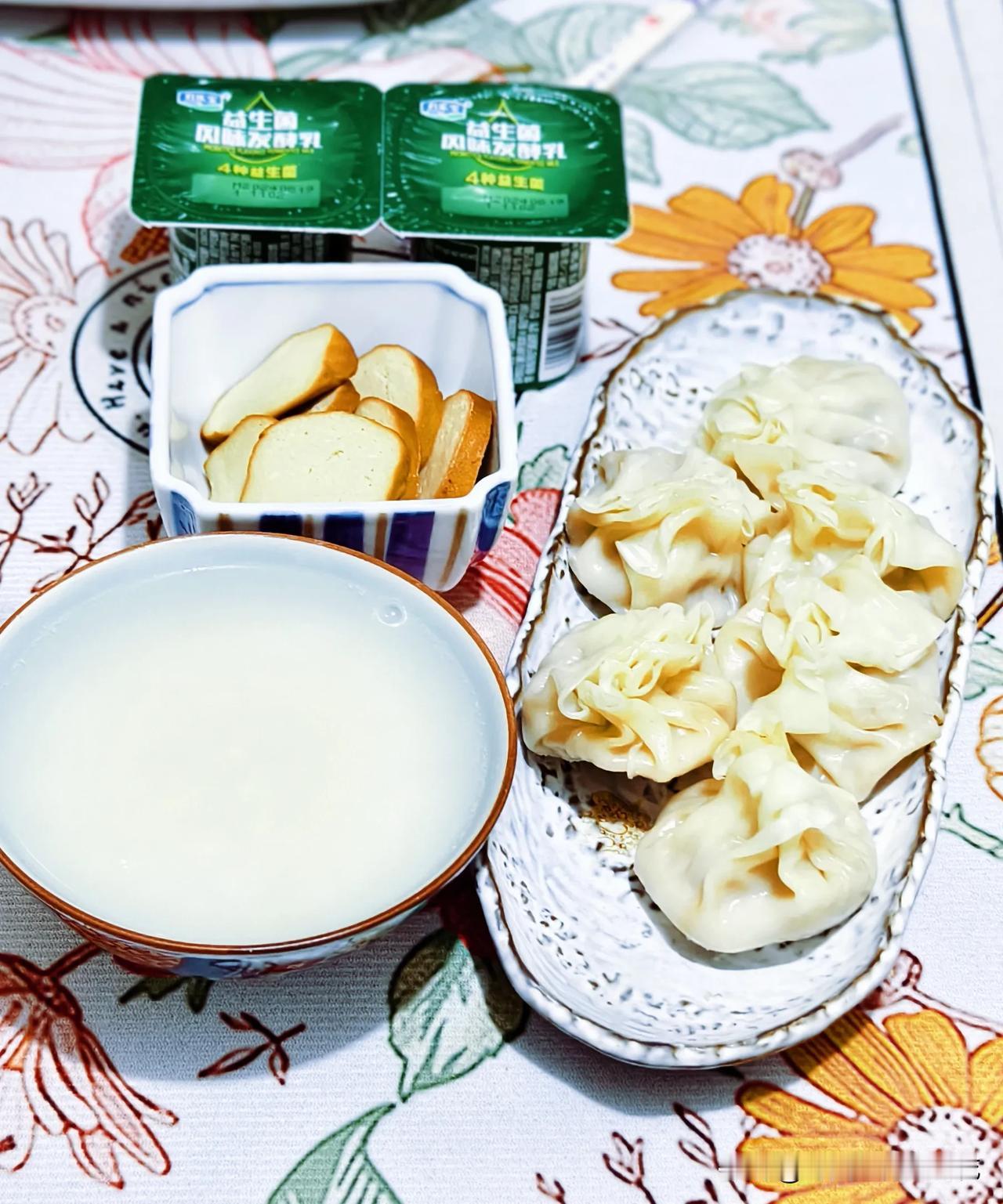 今天家里那位有饭局，晚上一个人吃，烧卖，东北素鸡，二米粥，拔完牙不爱吃东西，只喝