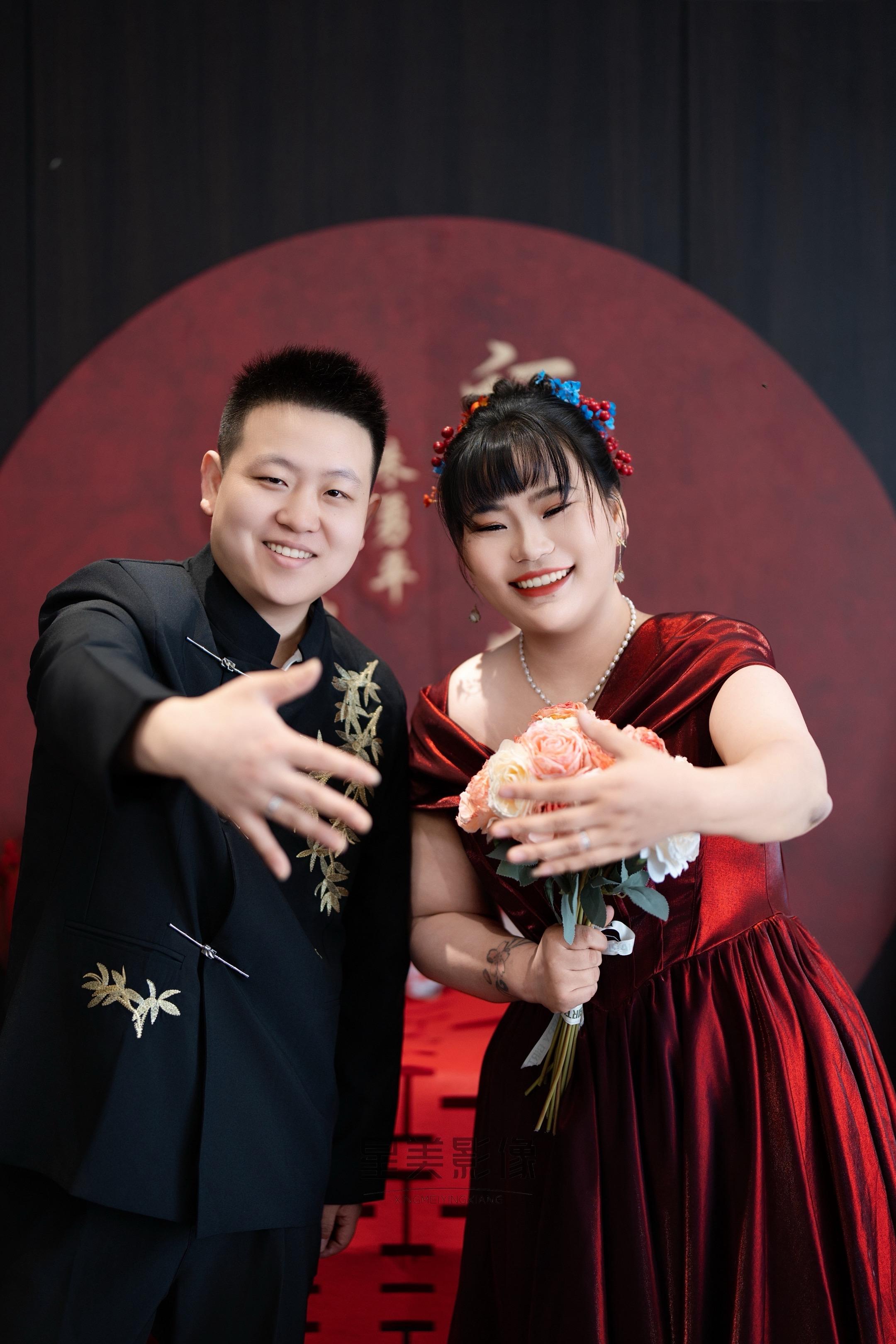订婚的浪漫，照片替你永久留存。若干年后再回看，依旧能感受到订婚当日的热...