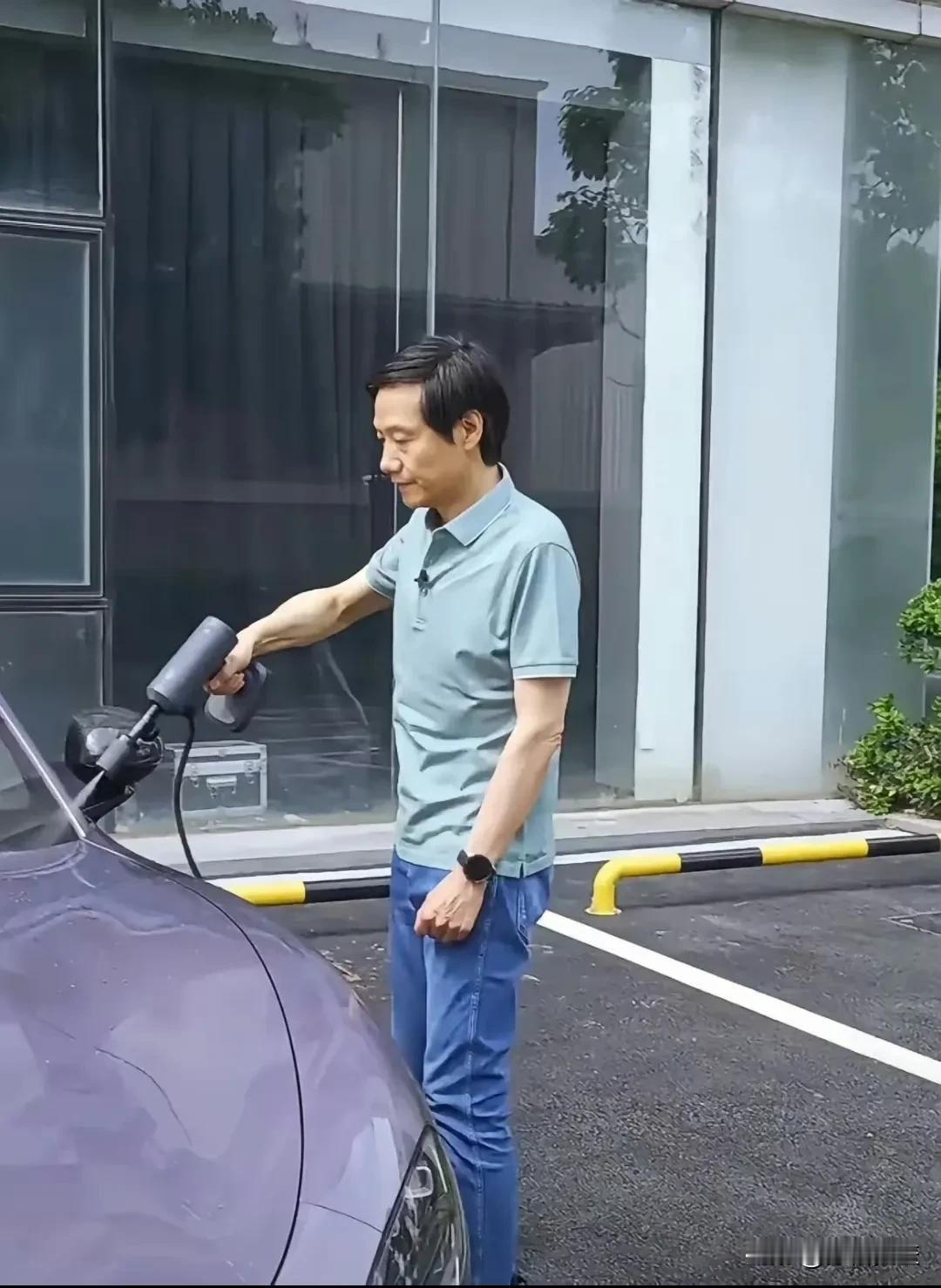 我加油可以免费洗车，他没地方加油，所以要自己洗车。
这思路可以用作油车的广告策划