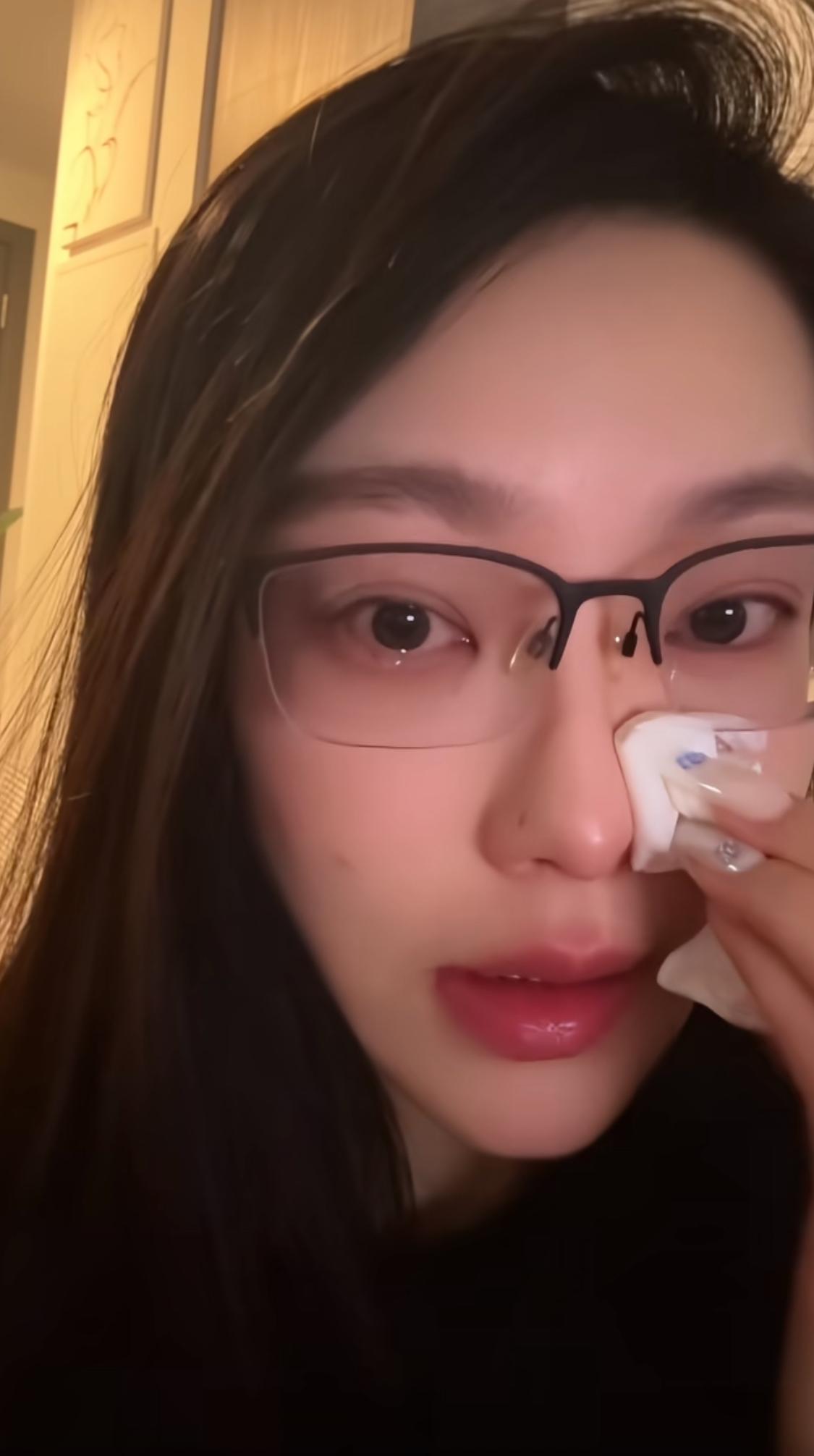 看到特朗普访华的新闻，远在加拿大的一位留学生直接看哭了。十几年前在国外，他真切体