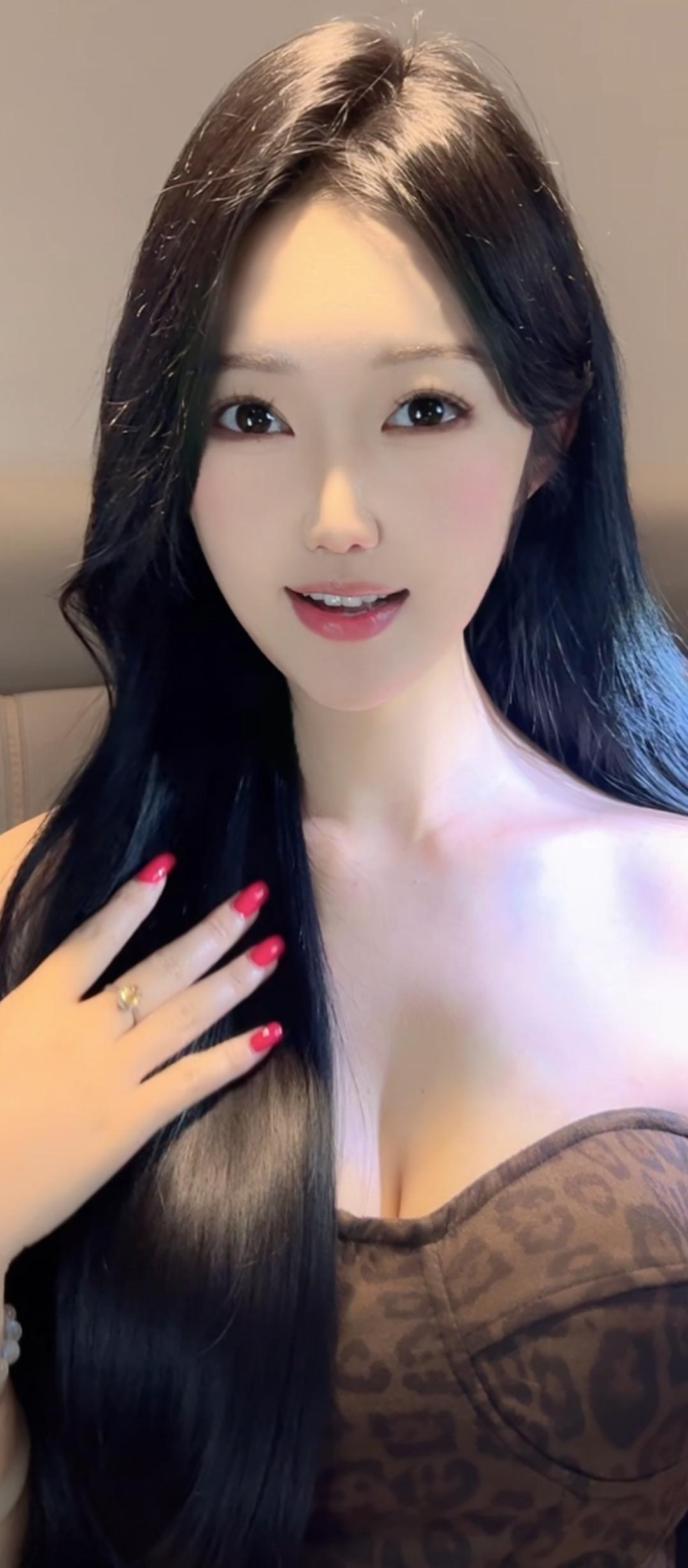 温柔甜美的自拍，红唇与黑发相得益彰，优雅气质满分！💄💍✨