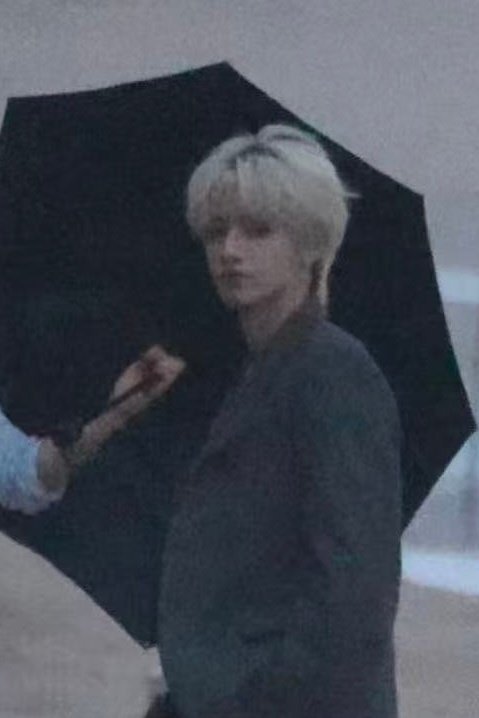 三亚海边拍摄的朱志鑫棍儿帅成这样[捂嘴哭][捂嘴哭]三亚海边的朱志鑫 ​​​