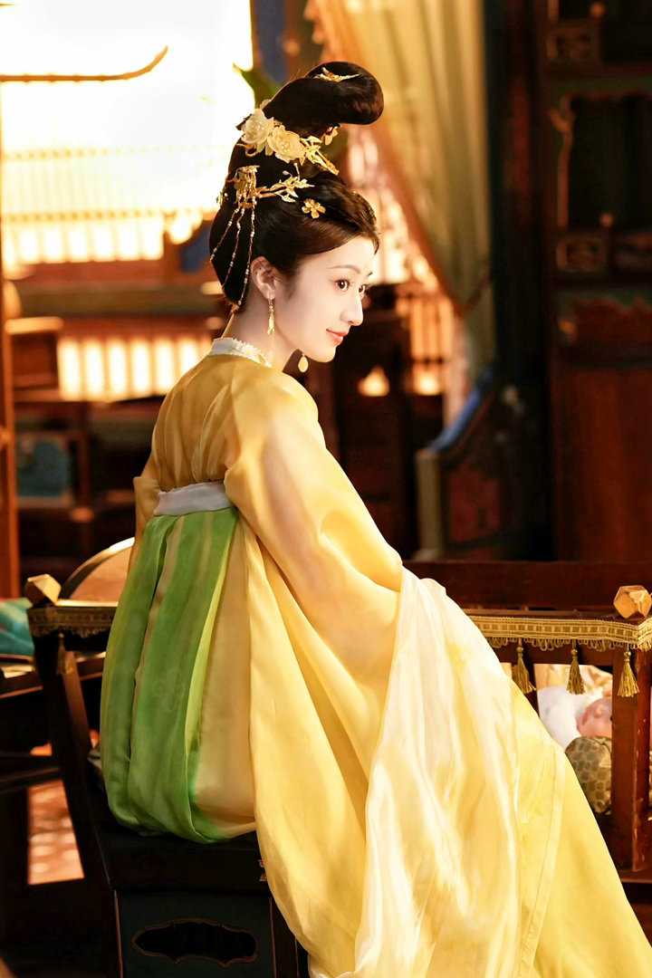 黄羿小白花野心家混合体 前期眼神清澈无辜，后期眼神凌厉果断。黄羿没有换脸，只是换