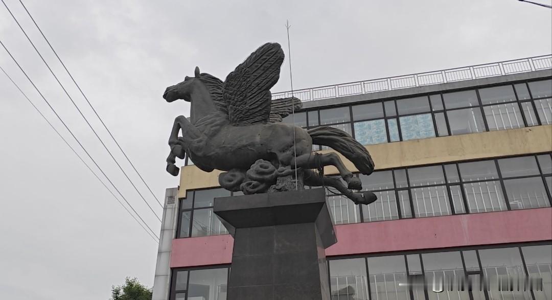 早晨舞了搅屎棍子，没到晌午就来报应了
        【温馨提示】此文可能引起不