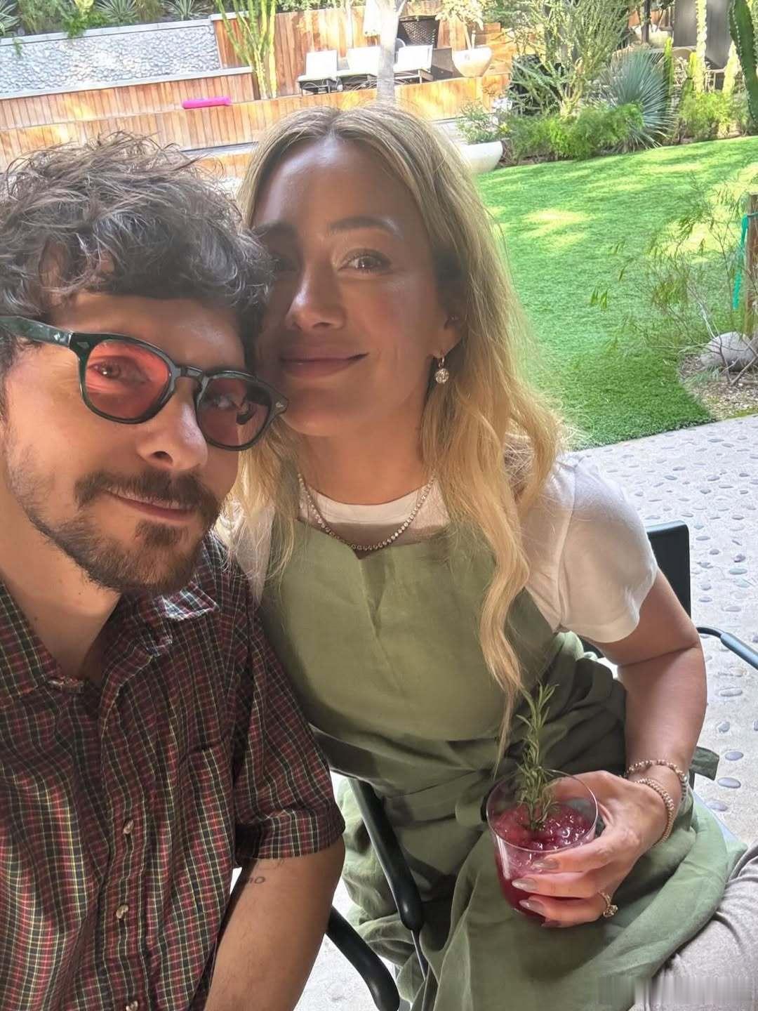 Hilary duff希拉里达芙的感恩节：和家人朋友在家里相聚玩游戏 