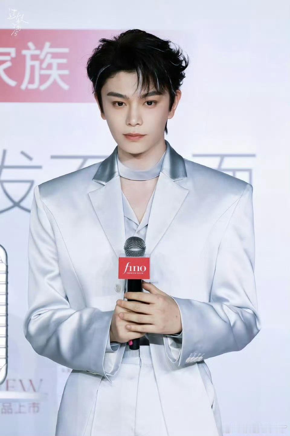 丁禹兮王星越敖瑞鹏生图丁禹兮、王星越、敖瑞鹏三位大帅哥今日活动生图，状态很好哦，