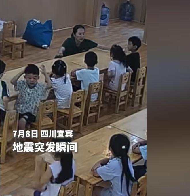 走廊在晃，老师却逆着地震跑回教室。宜宾一所幼儿园里，老师没有先离开，而是冲回孩子