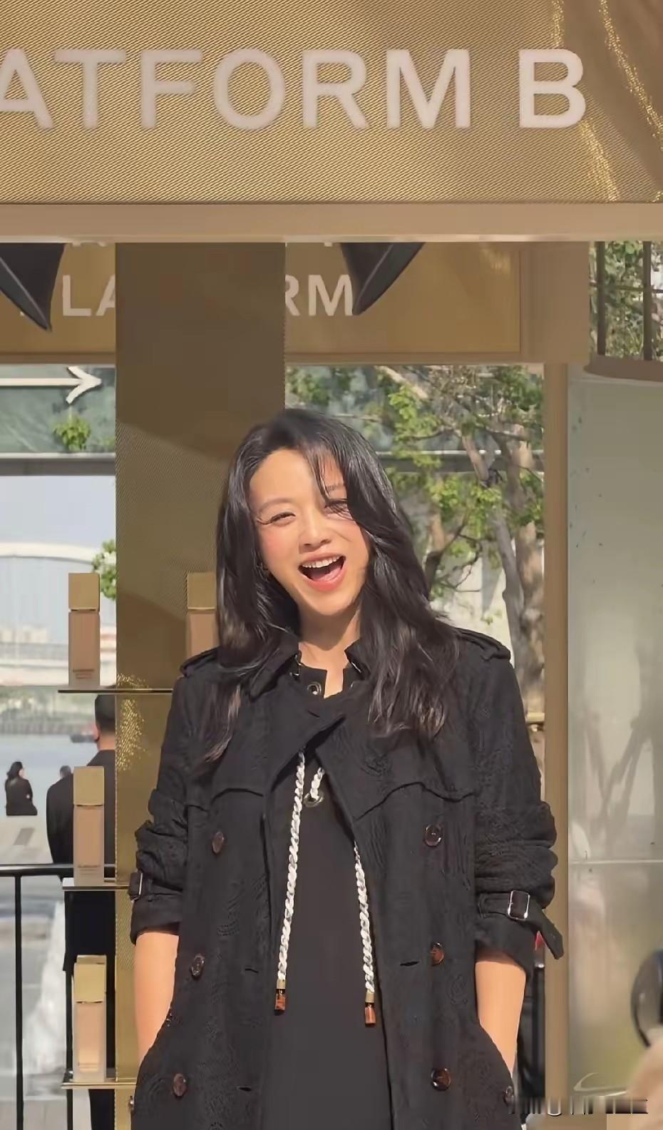 47岁汤唯大腹便便 已怀二胎，而二三十岁的年轻人却整日萎靡不振。
这是明星和普通